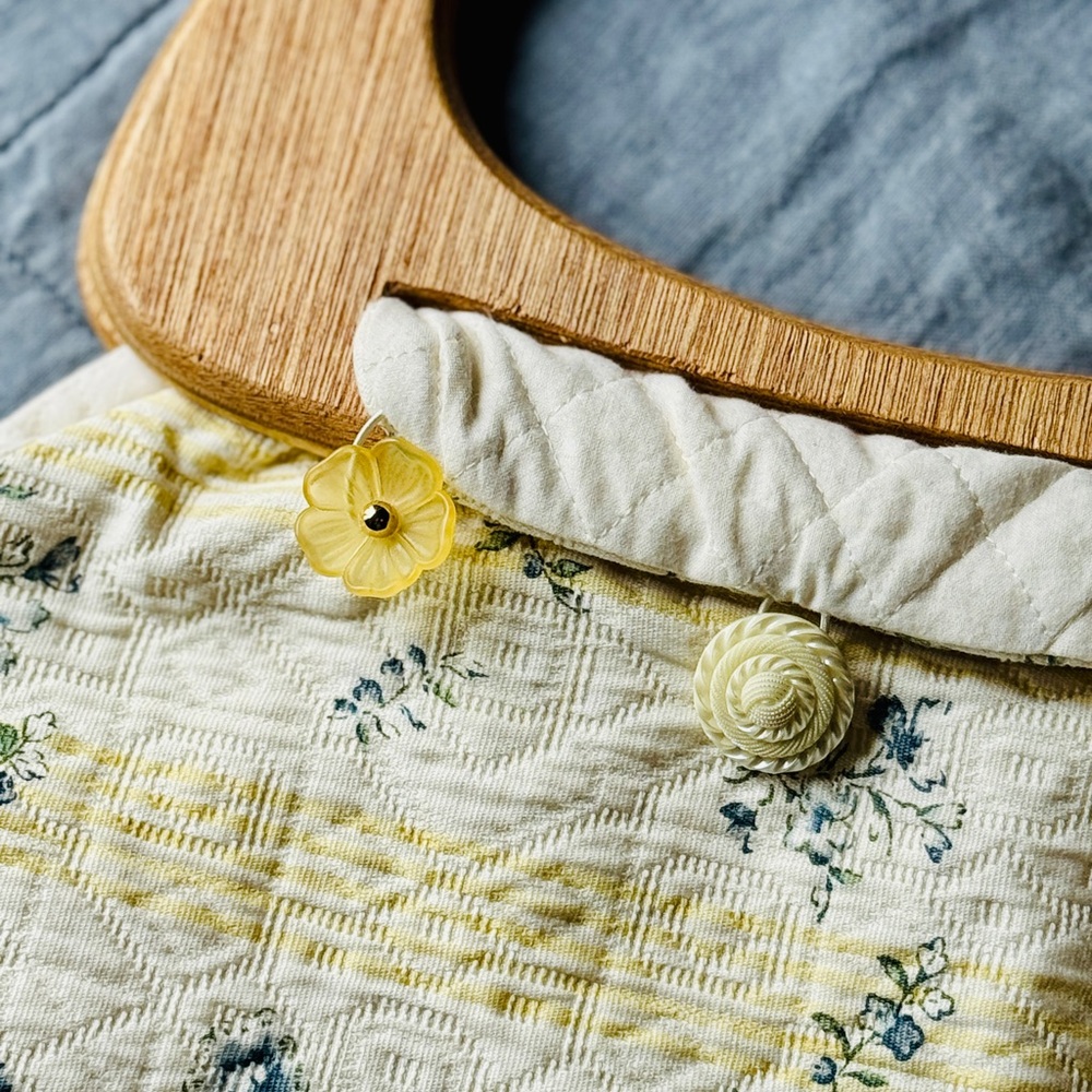 Cream and Yellow Vintage Shoulder Bag with Wooden Handle - Picture 2 of 9